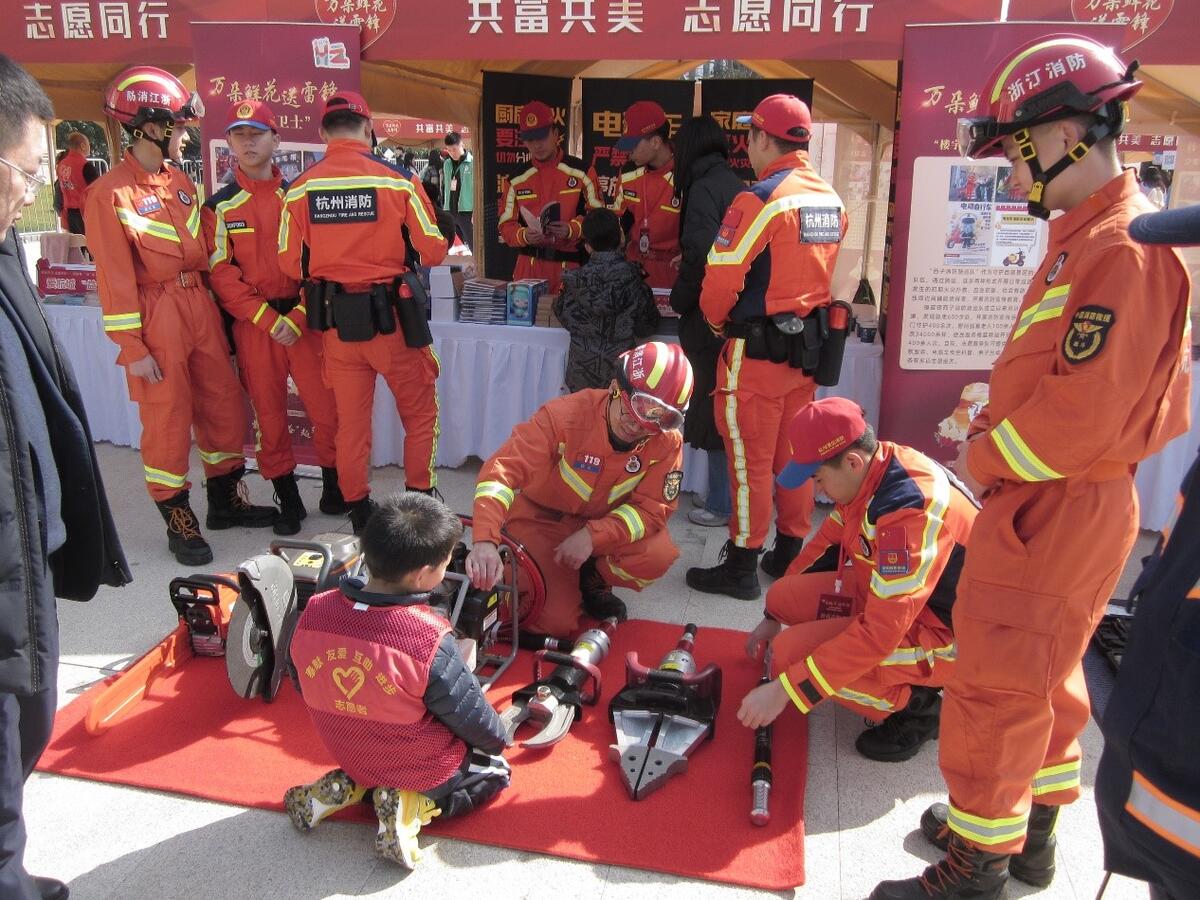 开云网站2024年“万朵鲜花送雷锋”浙江省学雷锋志愿服务主题月启动(图2)